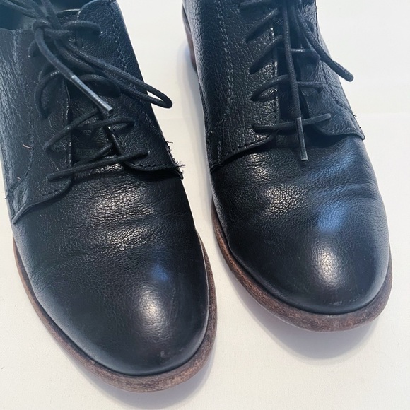 Frye Carson Heeled Oxfords in Black, Size 7.5 - Picture 4 of 9